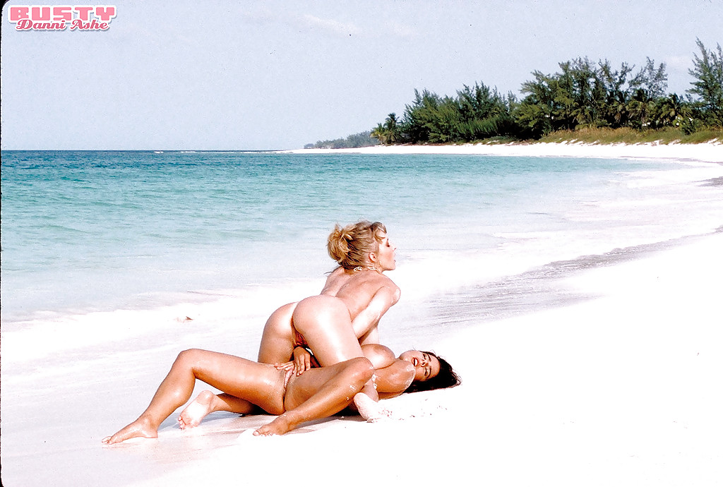 Les mamans lesbiennes danni ashe et son amie dénudent leurs gros seins sur la plage pour se faire lécher les tétons.
 #53429987