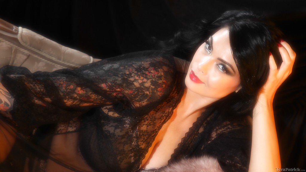 L'éblouissante asiatique Tera Patrick pose en lingerie pour un tournage sexy en solo.
 #55723172