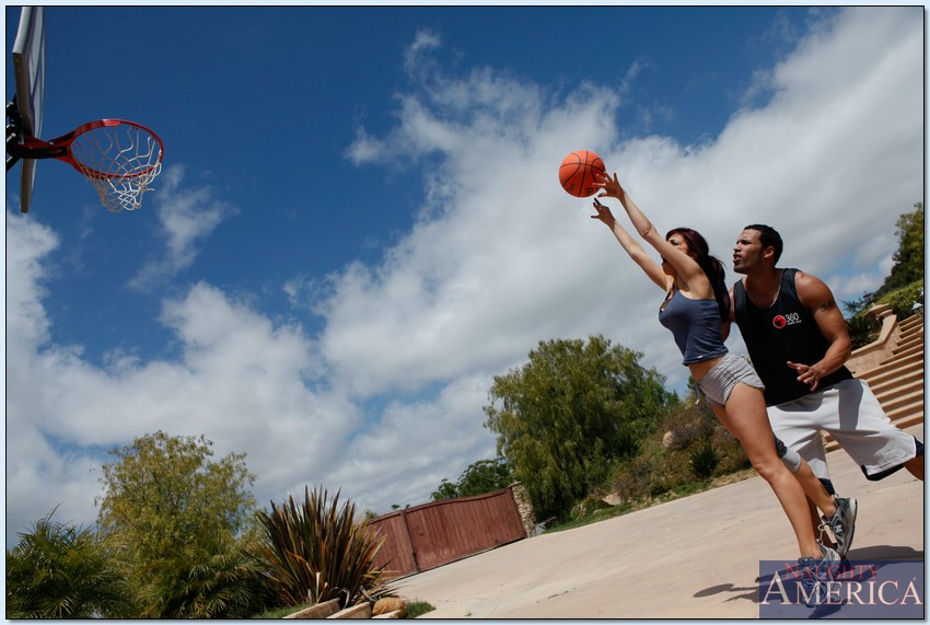 Un match de basket se termine par une partie de jambes en l'air torride avec le modèle sportif Alexa Nicole.
 #52041653