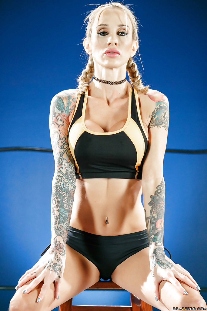 Rubia tatuada sarah jessie liberando tetas redondas del sujetador deportivo
 #51908900