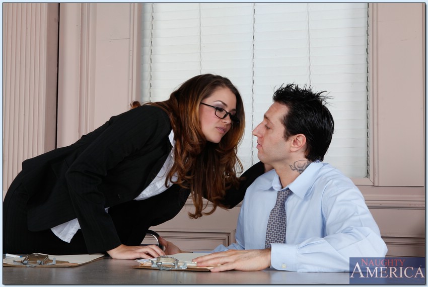 眼鏡をかけたセクシーな女性、アリー・ヘイズがオフィスで激しいセックスを楽しむ
 #51397506