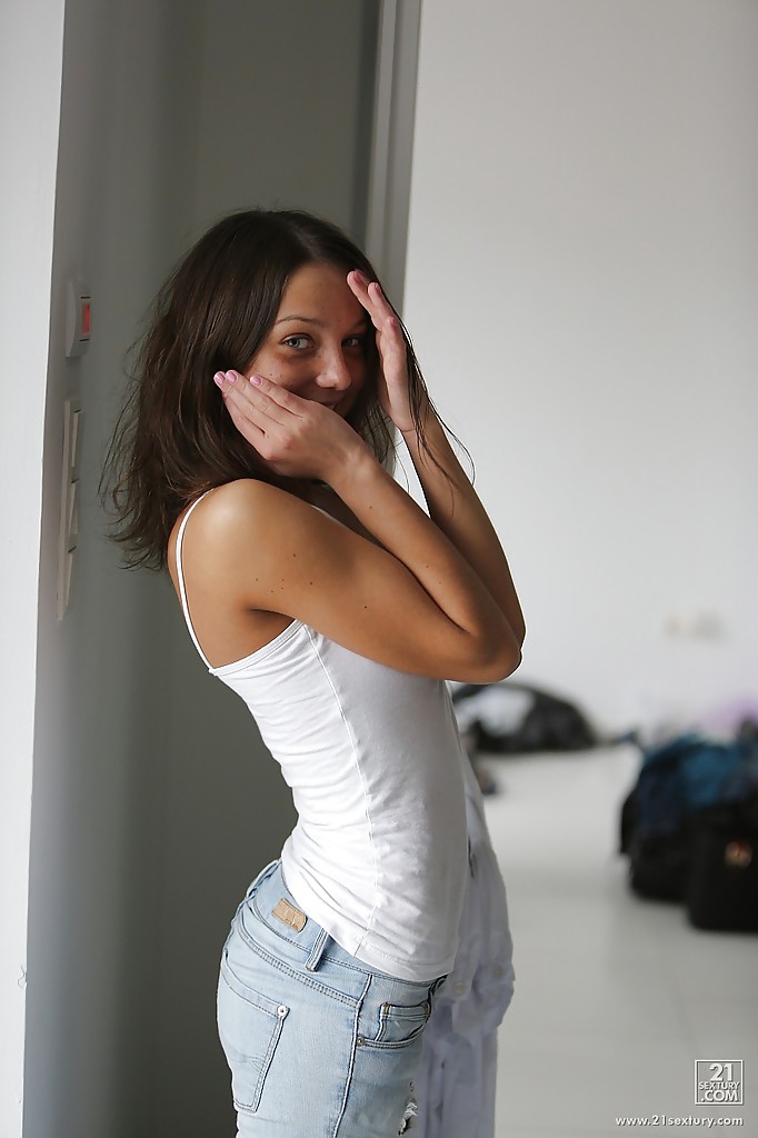 Une jeune européenne rasée, Foxy Di, pose dans une énorme culotte.
 #50636884