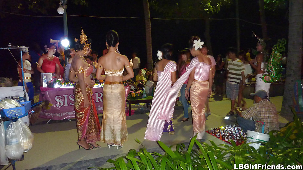 Süße und wunderschöne thailändische Shemales posieren im Freien in Röcken und Kleidern
 #51236017