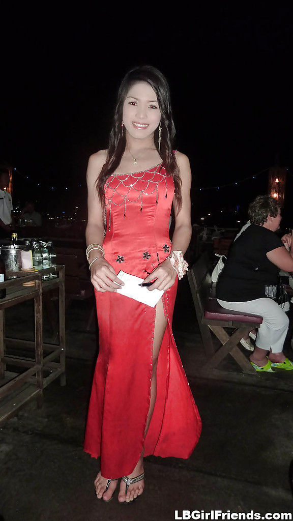 Transexuales tailandesas guapas y hermosas posando al aire libre con faldas y vestidos
 #51236022