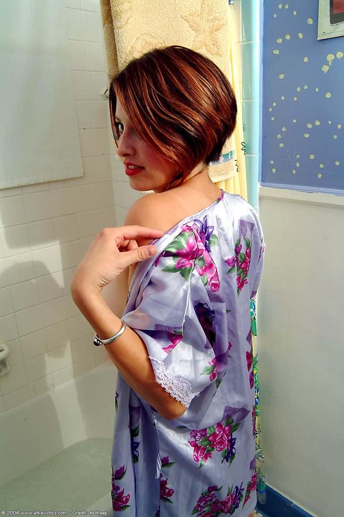 Amateur redhead Daphne displaying big wet breasts in bathtub #50128128