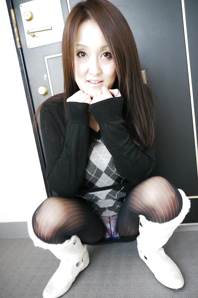 Asiatische Brünette Riko Kariya posiert für nicht nackte Aufnahmen in Stiefeln und Schlauch
 #51368060