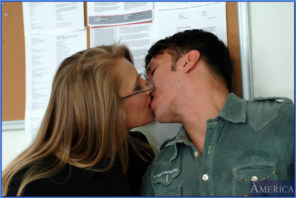 Une professeure à lunettes avec des lunettes de soleil se fait baiser par une grosse bite.
 #52169254