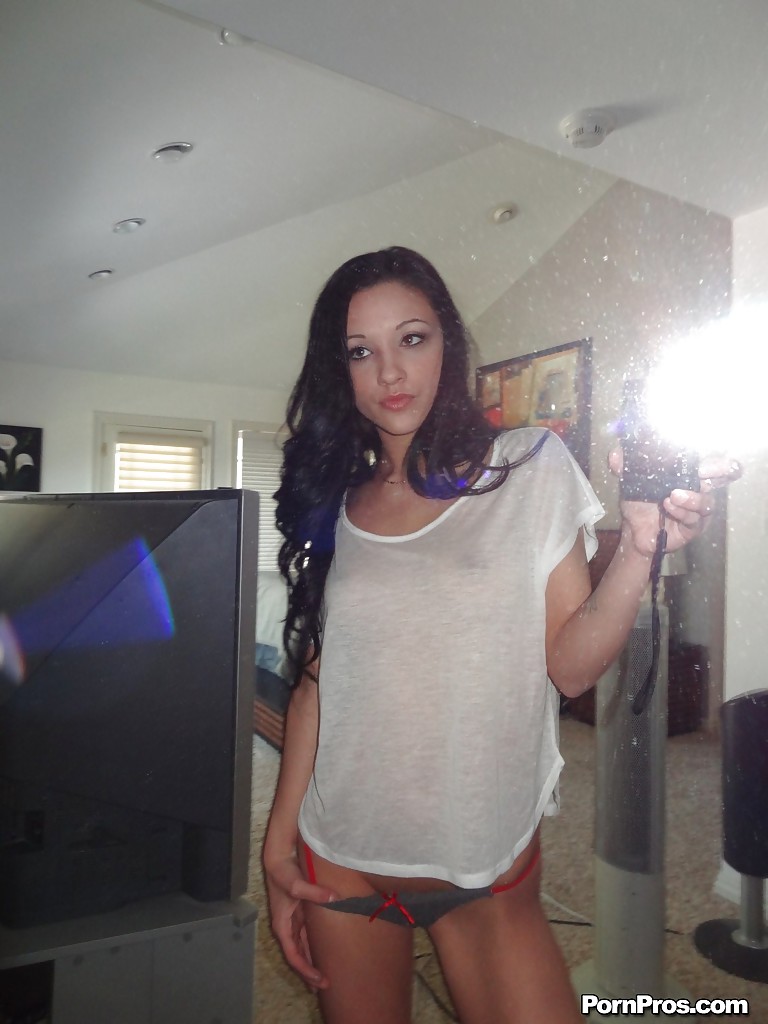 La jeune brune Morgan Brooke montre son cul pendant qu'elle fait des self-shots.
 #51835417