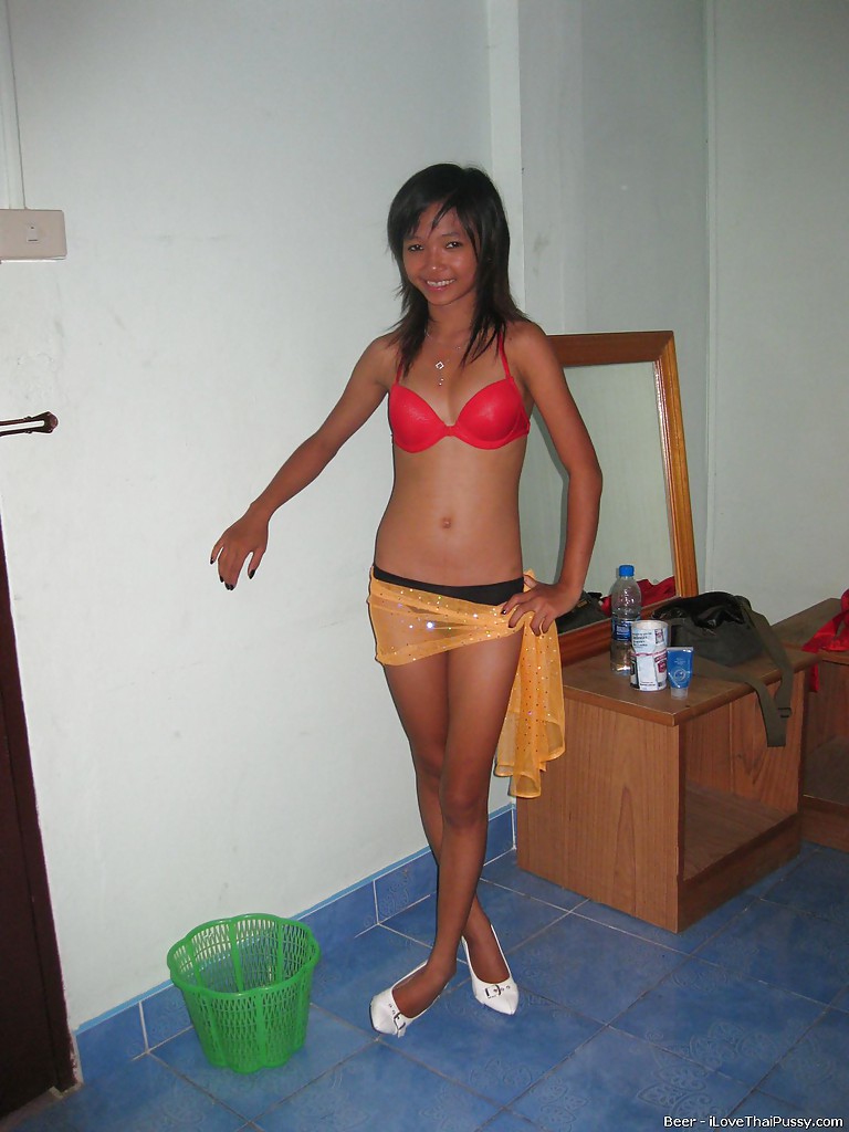 Skinny asiatische Teenie-Babe zieht ihre Dessous aus und wird gefickt
 #52203618