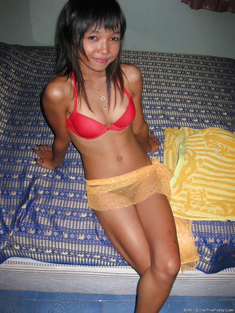 Bimba asiatica teenager magra che si toglie la lingerie e si fa scopare
 #52203703