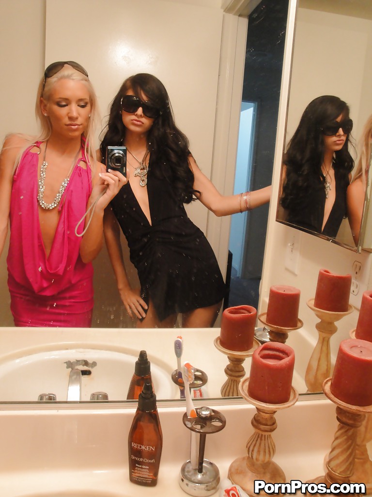 Ragazze magre Kacey e Zoey che mostrano le tette teenie mentre prendono selfie allo specchio
 #51825791