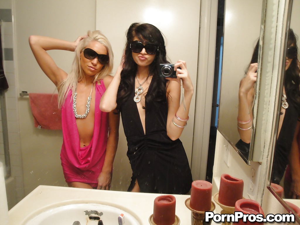 Ragazze magre Kacey e Zoey che mostrano le tette teenie mentre prendono selfie allo specchio
 #51826016