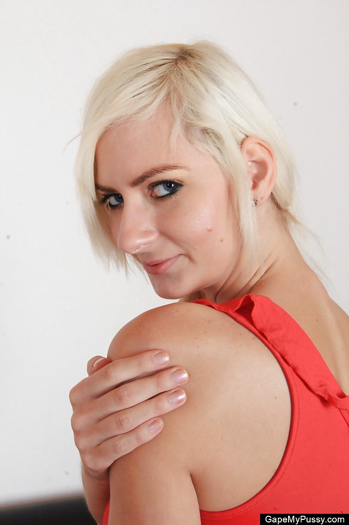 Hübsche blonde simone demonstriert ihre kostbare Vagina
 #51021383