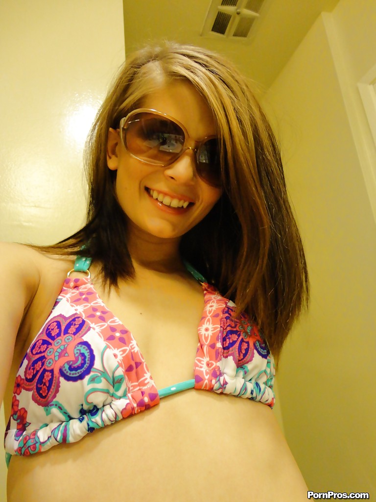 Teen Babe in Sonnenbrille sensi Perle posiert nackt vor dem Spiegel
 #50141327