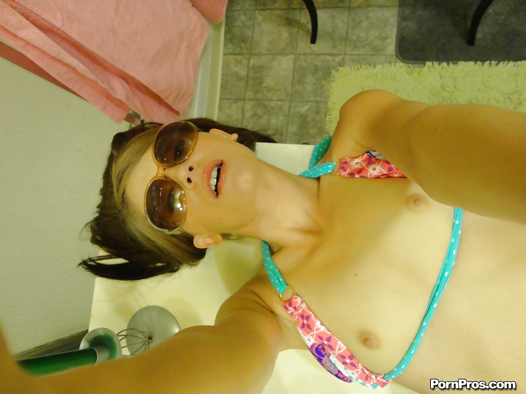 Teen babe in sun glasses Sensi Pearl poses naked in front of the mirror #50141369