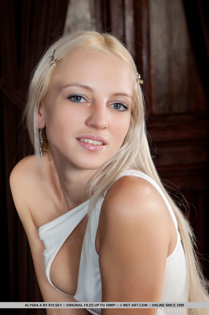 La jeune blonde sensuelle Alysha enlève sa robe pour montrer sa chatte.
 #51643762