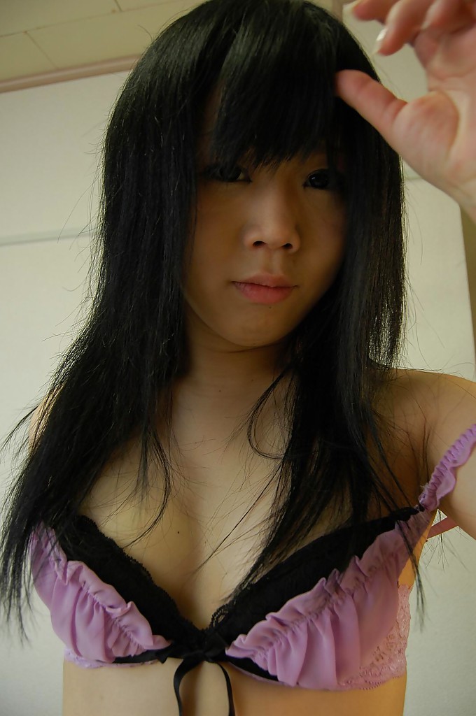 Schüchternes asiatisches Teenie macht sich nackt und zeigt ihre haarige Spalte in Nahaufnahme
 #51198780