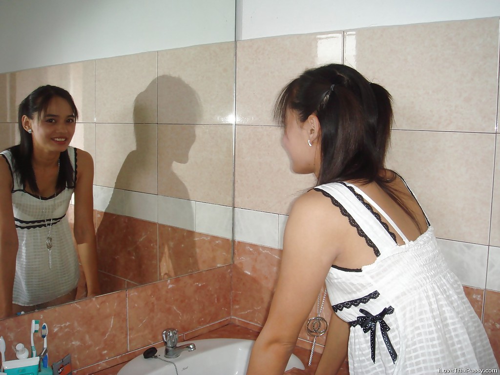 タイのティーンがバスルームでヌードになって若い女の子の体を見せる
 #50345599