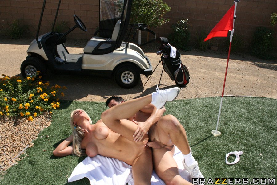 巨乳のターニャ・ジェームスがゴルフをしながら野外でセックスする
 #55686656