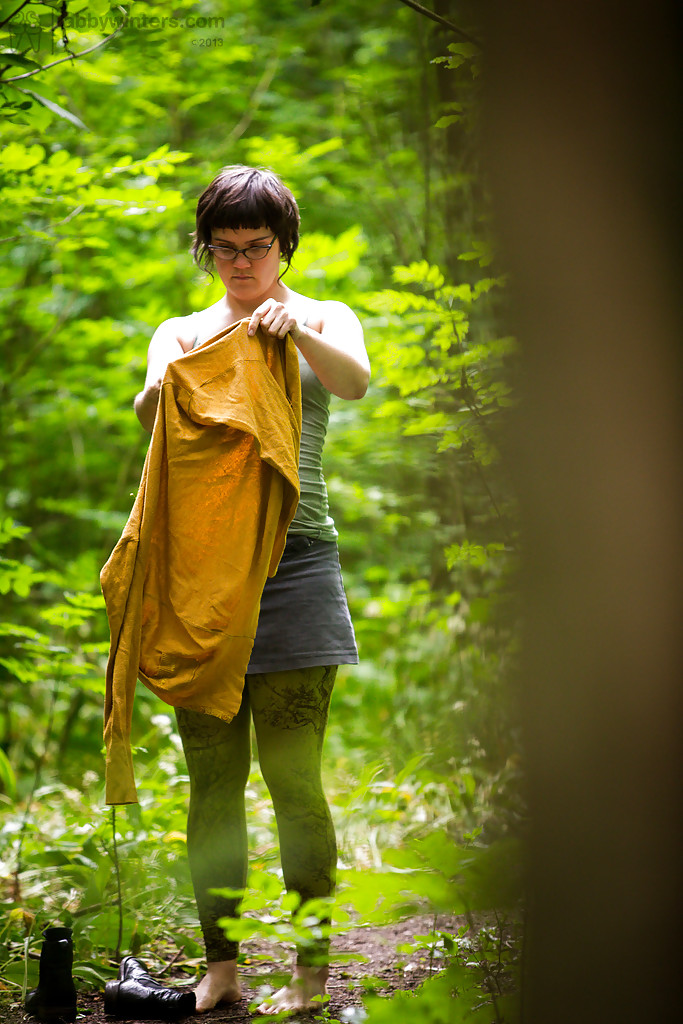 眼鏡をかけたブルネットの女の子が森の中で服を着ているところを盗撮される
 #52333425