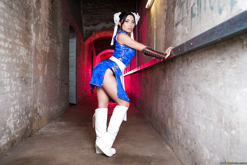 Lily Love, femme mignonne, dévoile son joli cul de femme sous sa tenue de cosplay.
 #54747667