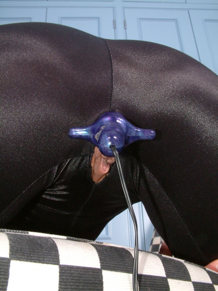 Una madura lujuriosa chupa una polla y recibe una corrida en su traje ceñido
 #55773549