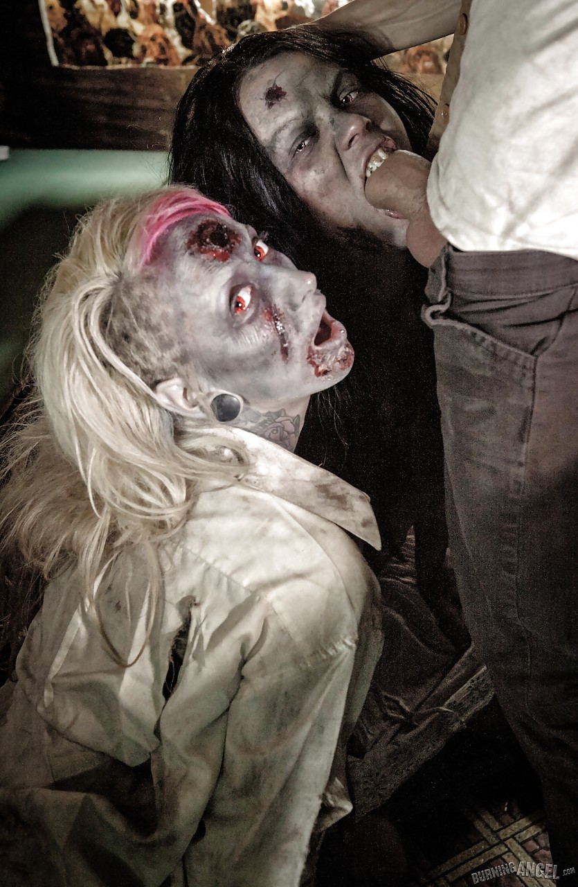 Modelos fetichistas brittany lynn y jessie lee dándole a la cabeza en un trío zombie
 #53062472