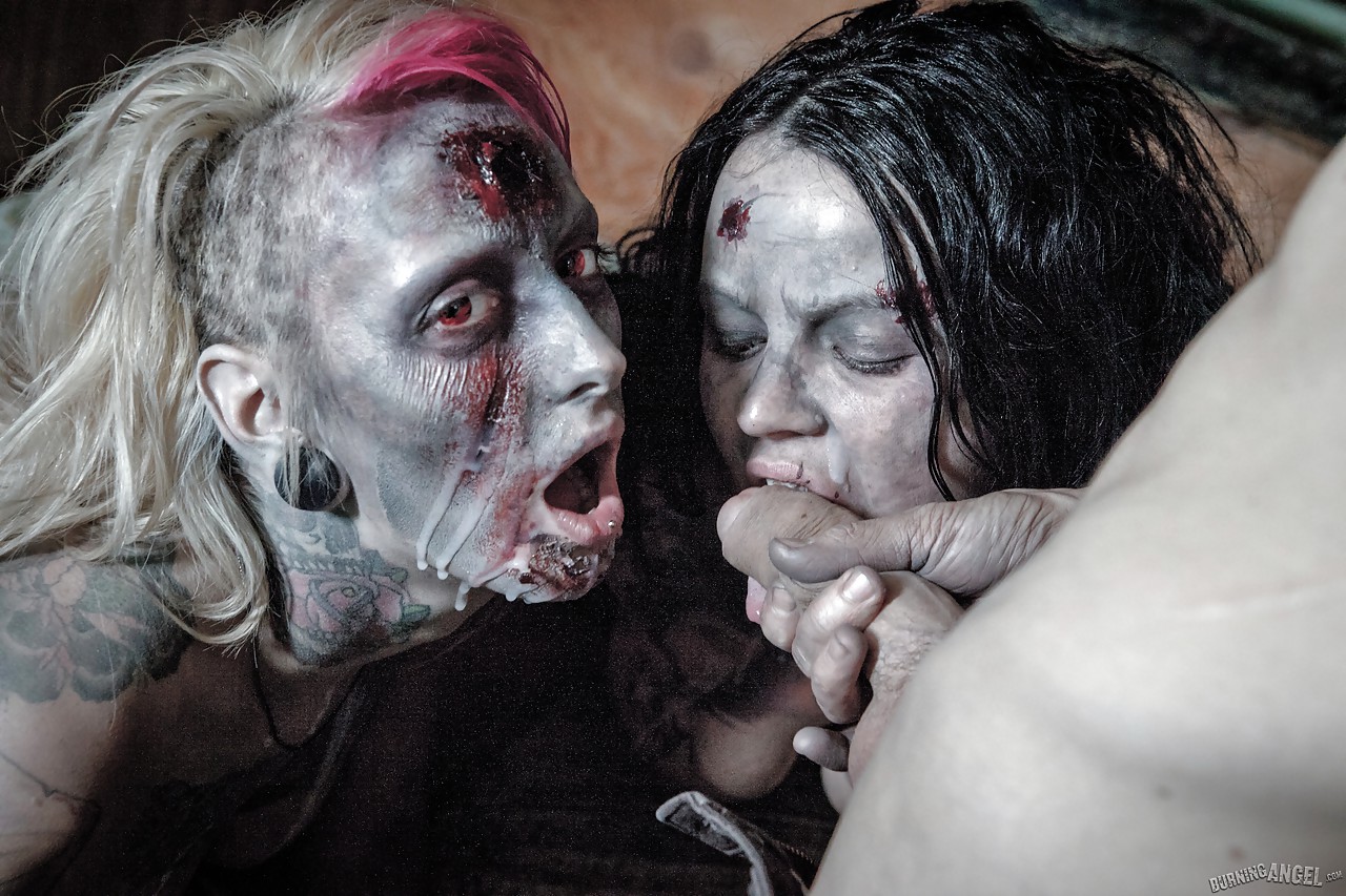 Modelos fetichistas brittany lynn y jessie lee dándole a la cabeza en un trío zombie
 #53062988
