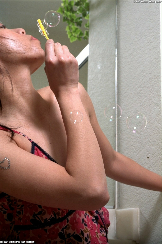 La asiática amateur peggy sopla burbujas de jabón en su coño
 #50134972