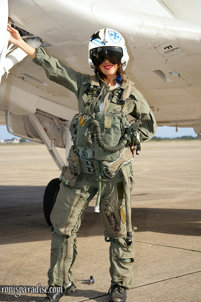 Roni, une jeune femme mûre, se déshabille de son uniforme militaire de l'armée de l'air.
 #50407582