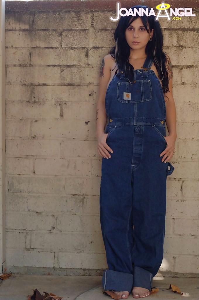 Milf-Babe Joanna Angel zeigt ihre großen Amateur-Titten in einem Jeans-Outfit
 #54335910