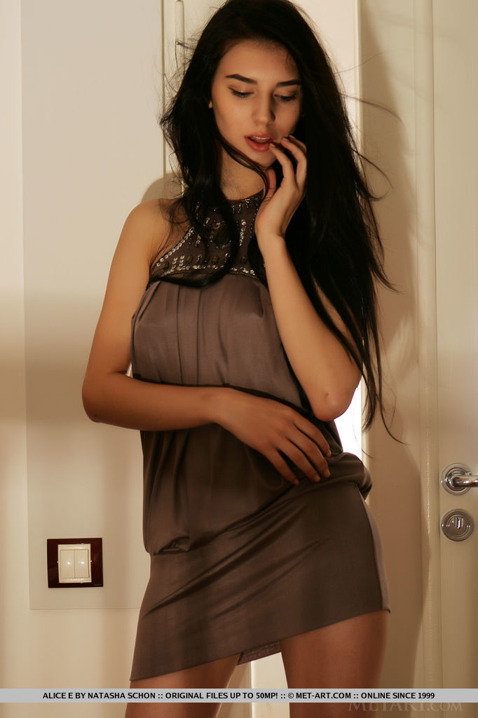 Completamente vestita bruna alice e strisce mini vestito per mostrare le tette forate
 #51996241