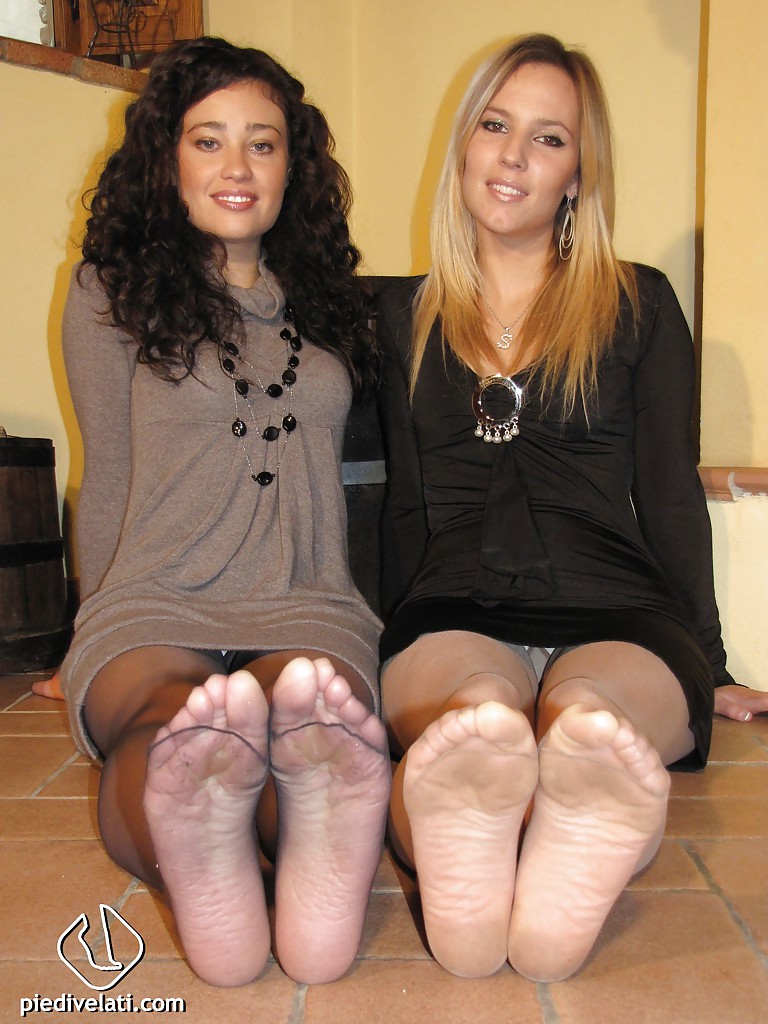 Erika et Séléné, deux superbes filles aux longues jambes, montrent leur corps magnifique.
 #51426475
