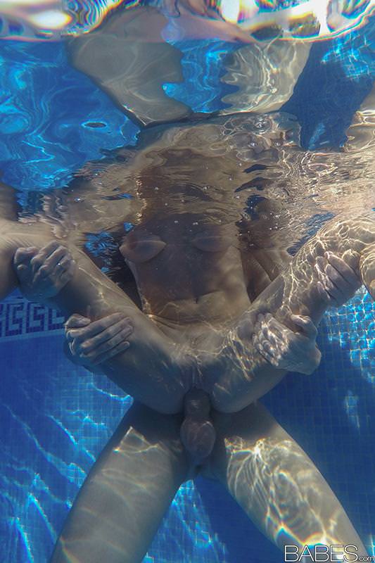 La salope brune Martina Gold baise sous l'eau dans la piscine et reçoit du sperme sur le cul.
 #51570253
