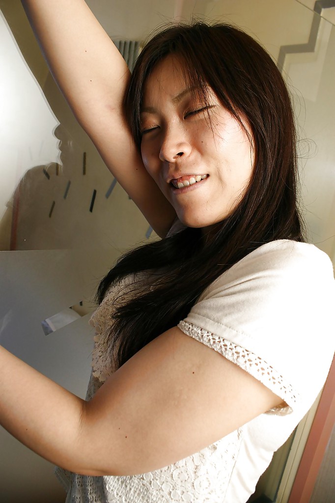 シャイなアジア人女性が裸になって、毛むくじゃらの陰部をアップで見せる
 #50052383