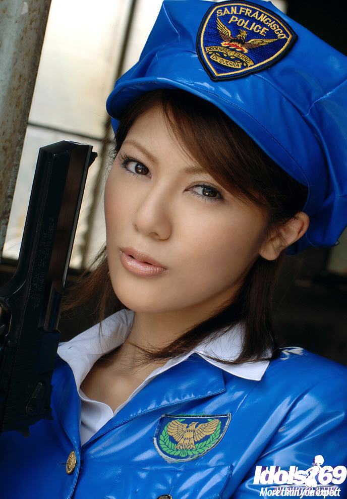 Verführerisches asiatisches Babe mit ordentlichem Arsch zieht ihre Polizeiuniform aus
 #51195716