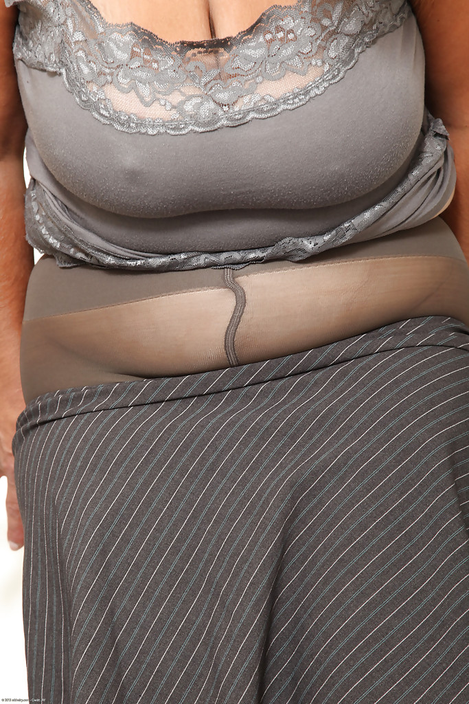 Une grosse fille mûre déchire ses collants et expose ses fesses hirsutes.
 #51426897