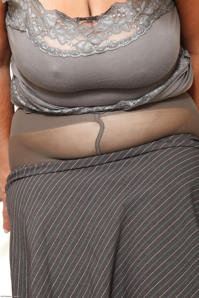 Fettes reifes Mädel reißt ihre Strumpfhose und entblößt ihre zottelige Muschi
 #51426897