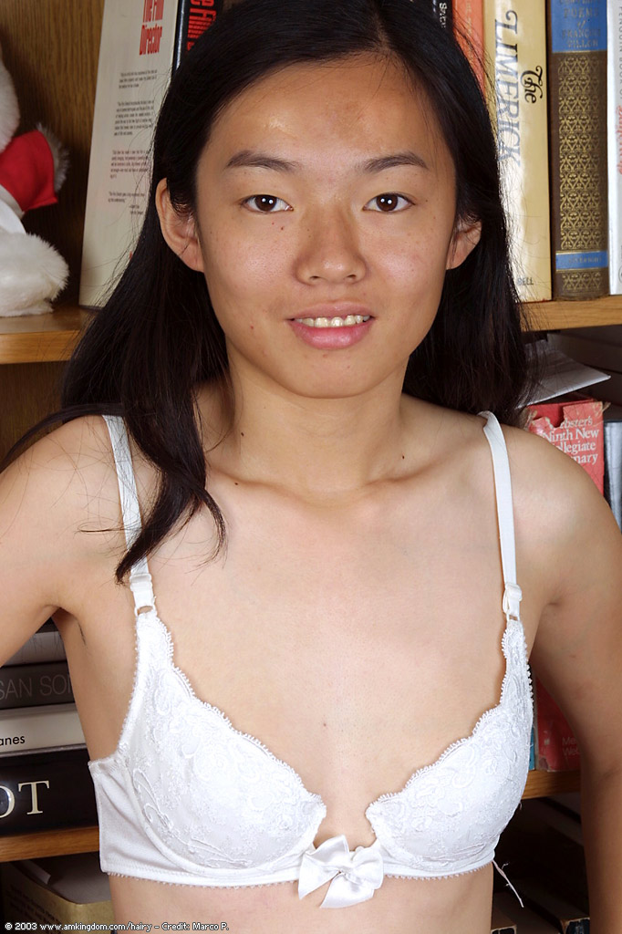 Tiffany asiatico primo timer spogliarsi per le foto nude di twat peloso
 #51691263