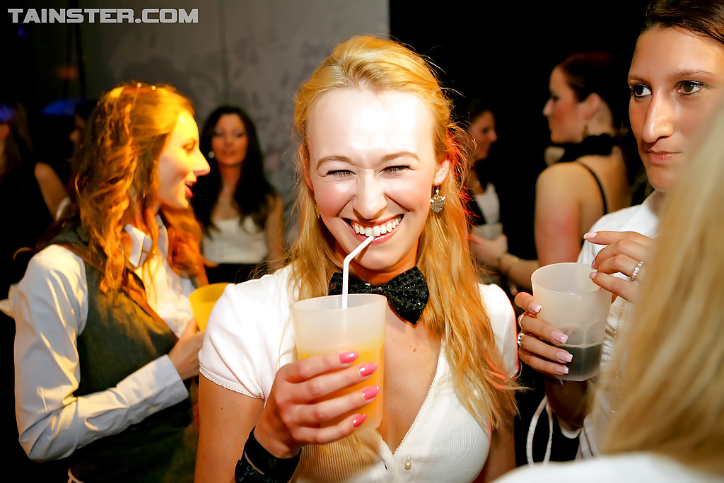 Lascivas chicas europeas llevan sus bocas y coños a la fiesta
 #52452428