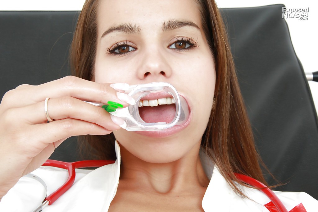 Enfermera en medias estirando su coño con un espéculo
 #51401663