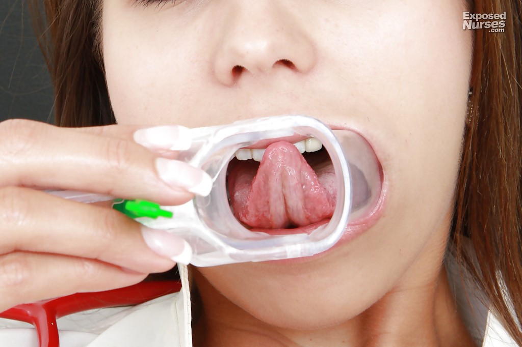 Enfermera en medias estirando su coño con un espéculo
 #51401671