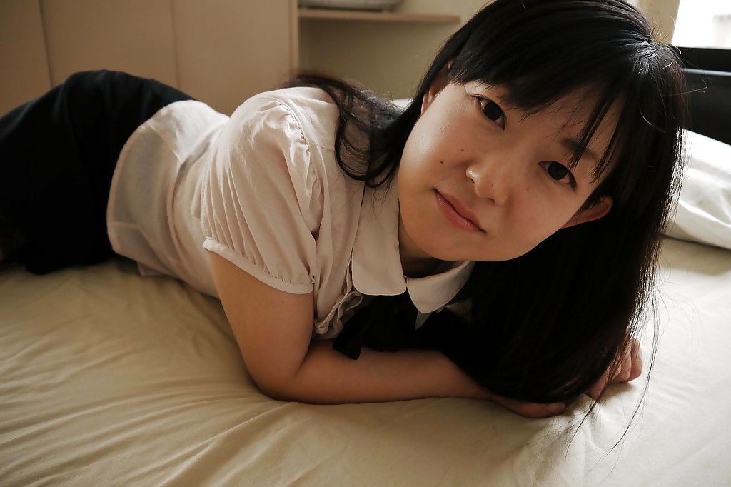 La jeune asiatique Ayane ikeuchi pose en jupe et collants et montre ses petits seins.
 #50052174