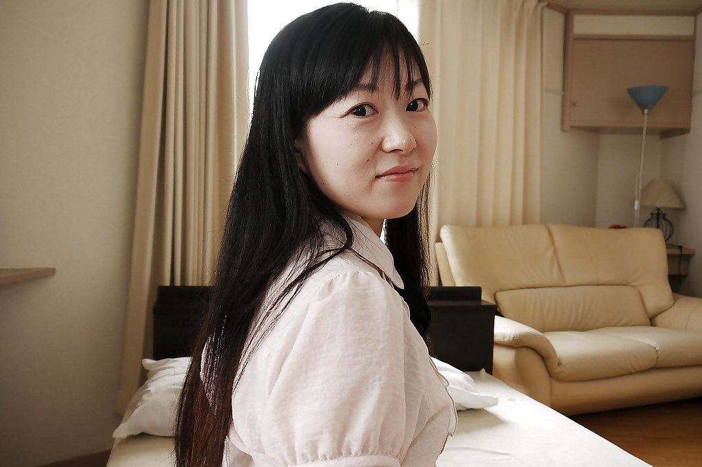 La jeune asiatique Ayane ikeuchi pose en jupe et collants et montre ses petits seins.
 #50052178