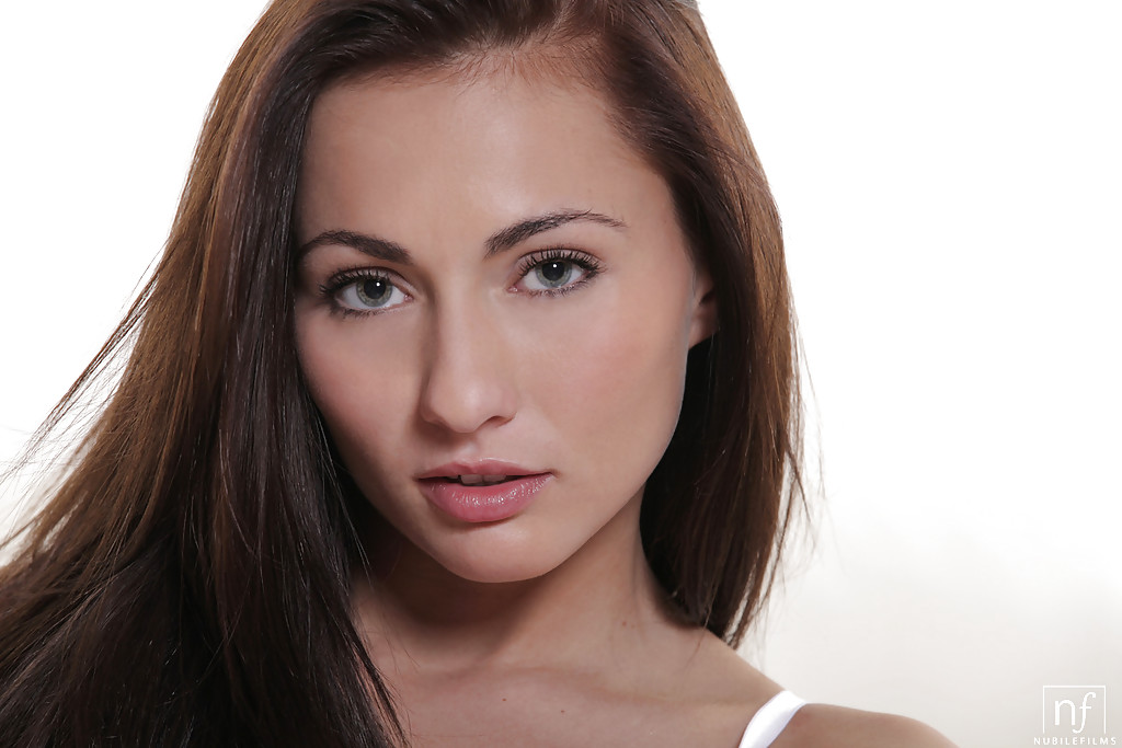 自然のままの大きな胸をさらけ出すティーンのかわいこちゃん、michaela isizzu。
 #55008344