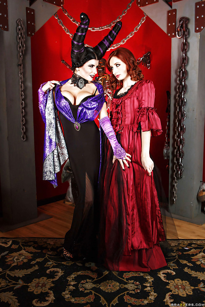 Cosplay Lesben Romi Regen und Violet Monroe küssen und posieren
 #53643704