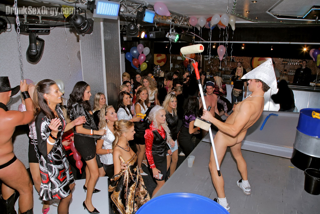 Salacious europäischen Mädels haben Spaß mit männlichen Stripper auf der betrunkenen Partei
 #53196980