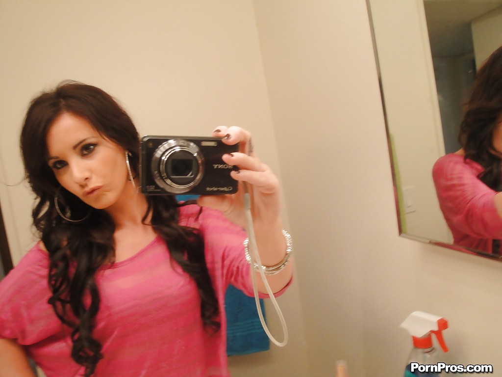 Mia valentine giovane appena legale che prende i selfies nudi dello specchio mentre si spoglia
 #50139480