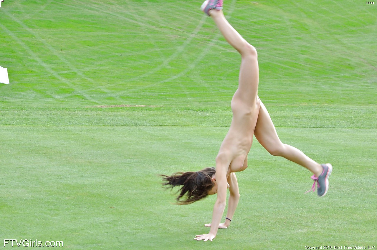 Una chica en forma se despoja de su ropa deportiva para modelar desnuda en el campo de golf
 #50635886