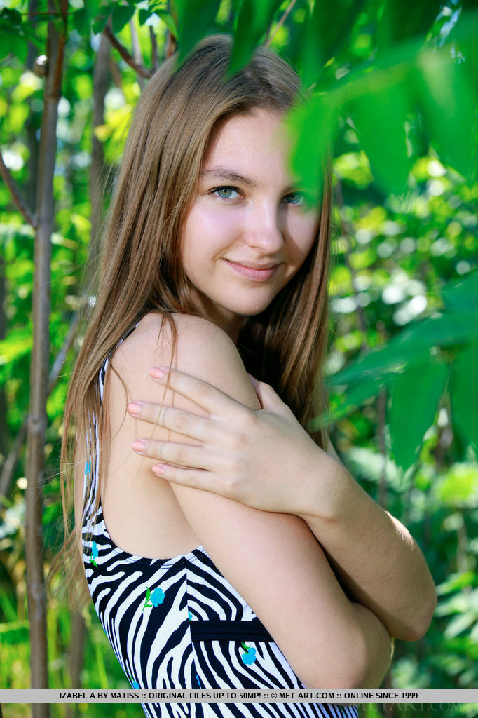 Joven glamorosa izabel a liberando tetas diminutas del bikini al aire libre en el bosque
 #50200810